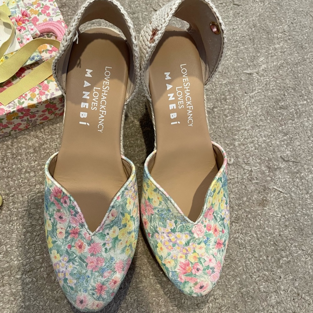 This is a brand new espadrille!! 🤩